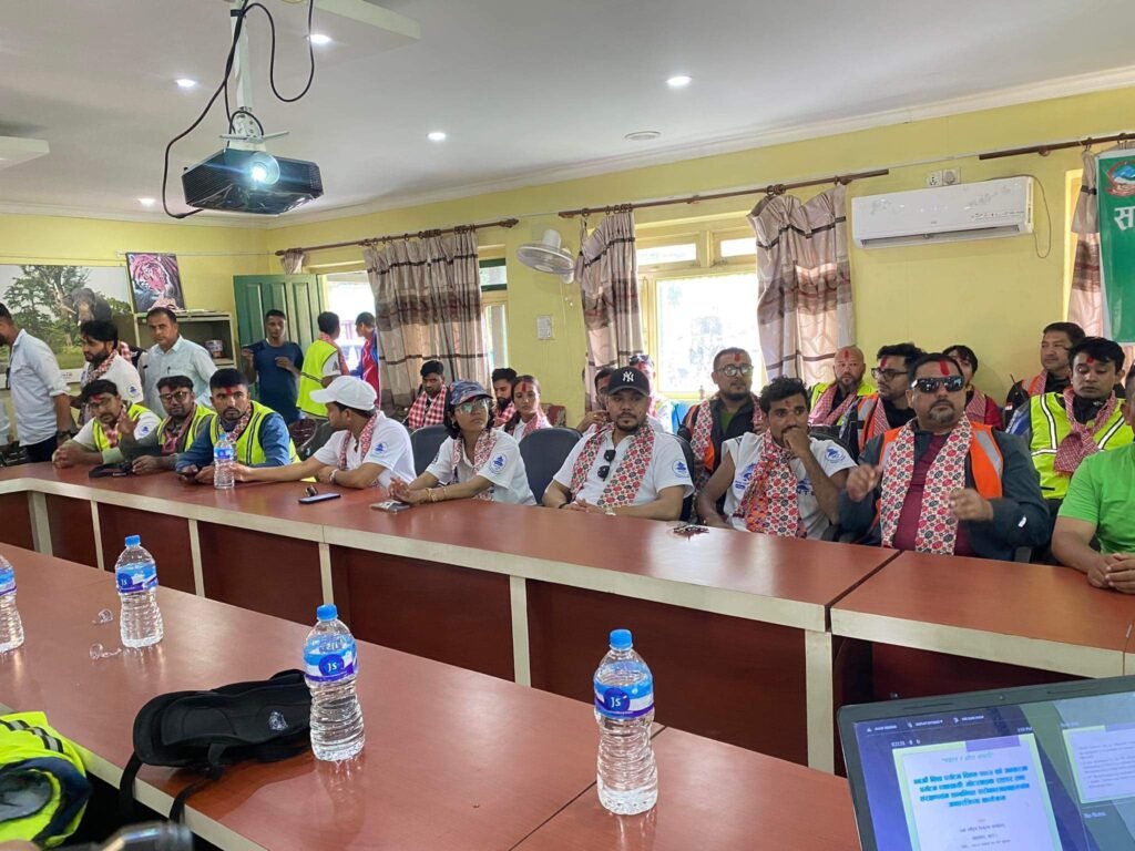 काठमाडौंबाट बारा आएका राइडरहरू संग अन्तरक्रिया गरिदै